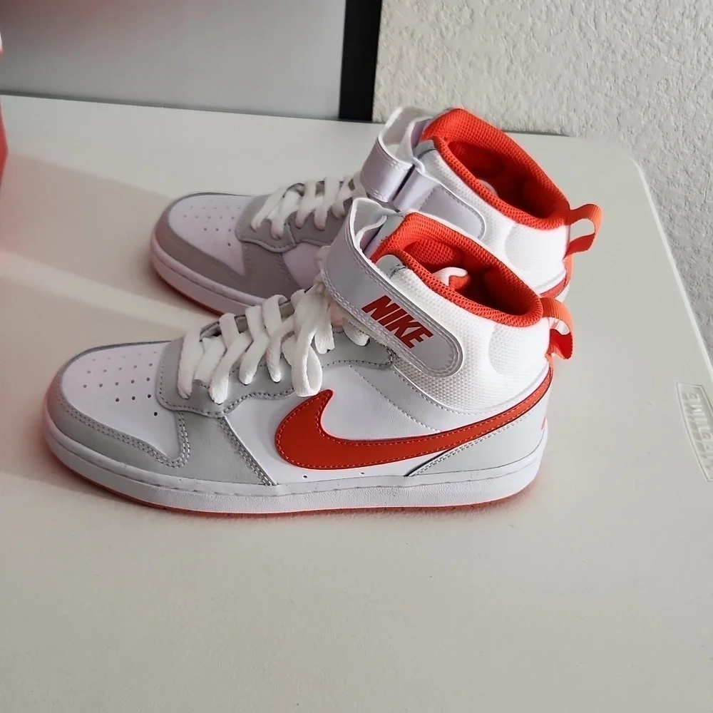 Nike court mid